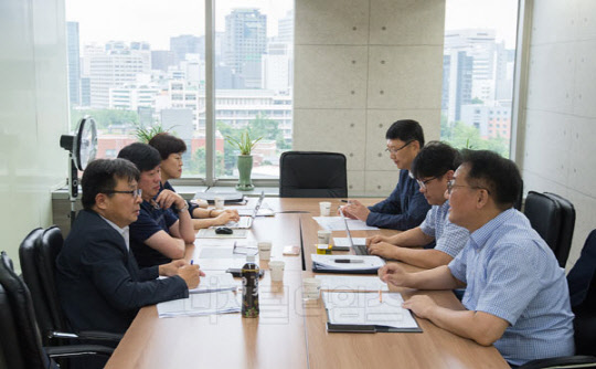 최근 서울 중구 디지털타임스 회의실에서 가진 좌담회에서 전문가들이 중소기업 기술혁신정책에 대해 의견을 제시하고 있다. 전문가들은 출범 1년을 맞은 중소벤처기업부가 부처 차원의 중기R&D 청사진을 만들고, 청와대와 과기혁신본부도 범정부 차원의 어젠다를 제대로 설정해 실행에 옮겨야 한다고 지적했다.  박동욱기자 fufus@